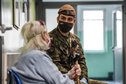 Seniorzy mają wsparcie żołnierzy